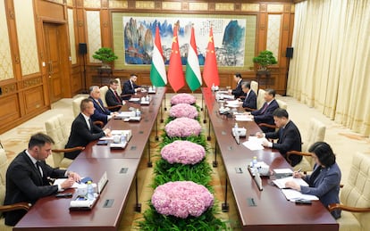 El presidente de China, Xi Jinping (tercero por la derecha), se reúne con el primer ministro de Hungría, Viktor Orbán (tercero por la izquierda), el 8 de julio en Pekín.