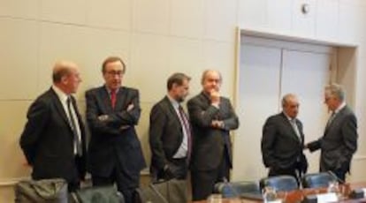 Directivos de aerolíneas ayer en la reunión con representantes de Fomento.