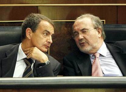 José Luis Rodríguez Zapatero y Pedro Solbes, durante el pleno del Congreso de ayer en el que se debatieron los Presupuestos.