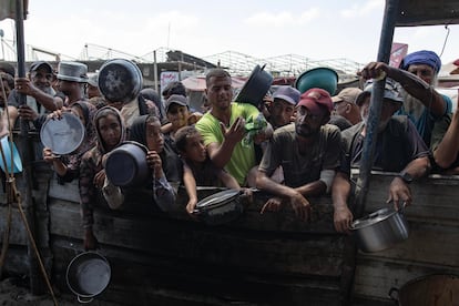 Ciudadanos palestinos se agolpan para intentar conseguir comida en Jan Yunis, Gaza, este viernes.