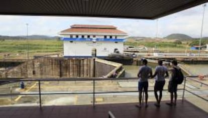 Turistas visitan la esclusa de Miraflores en el Canal de Panamá.