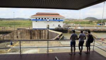 Turistas visitan la esclusa de Miraflores en el Canal de Panam.