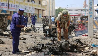 Fuerzas de seguridad somalíes examinan el lugar en Mogadiscio en el que al Shabab explotó un coche bomba en julio.