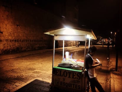 Un vendedor ambulante trabaja en su puesto del centro de la ciudad de Oaxaca.