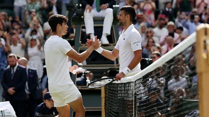 Carlos Alcaraz y Novak Djokovic se saludan en la final de Wimbledon, el 14 de julio de 2023, en la que ganó el español.