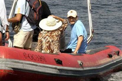 El presidente del Gobierno llega en una zodiac con su mujer (de espaldas) al puerto de Orzola.