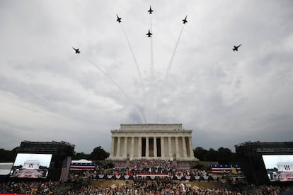 El presidente Donald Trump, la primera dama, Melania Trump; el vicepresidente Mike Pence y Karen Pence observan la presentación de la banda del Ejército de los EE UU y el sobrevuelo de los Ángeles de la Armada.