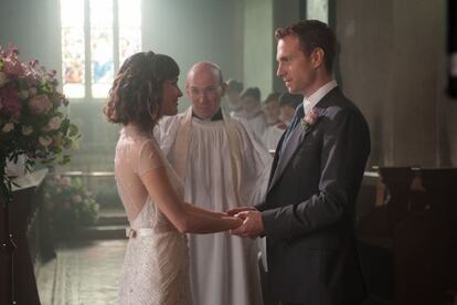 Rose Byrne y Rafe Spall, en ‘Les doy un año’.