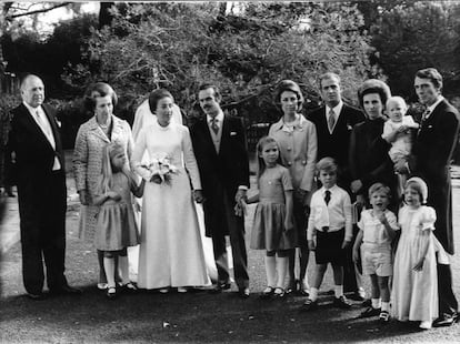 12 de octubre de 1972. La familia real posa en el jardín de Villa Giralda con motivo de la boda de la infanta Margarita con Carlos Zurita. De izquierda a derecha, los condes de Barcelona, los novios, los Príncipes de España con sus hijos Elena y Felipe, y la infanta Pilar con su marido y sus tres hijos.
