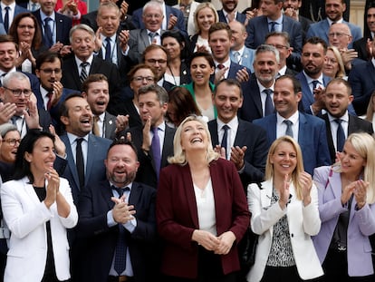 Marine Le Pen, líder de la extrema derecha en Francia, posa el 22 de junio con los miembros de su partido que han entrado en la Asamblea Nacional francesa.