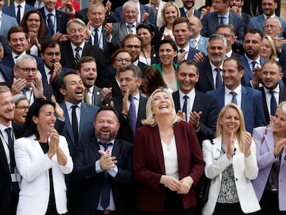 Marine Le Pen, líder de la extrema derecha en Francia, posa el 22 de junio con los miembros de su partido que han entrado en la Asamblea Nacional francesa.