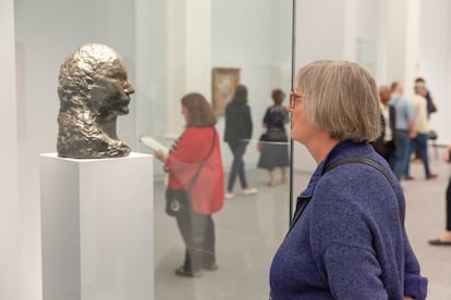 Una mujer observa una de las esculturas de Picasso que forman parte de la exposición.