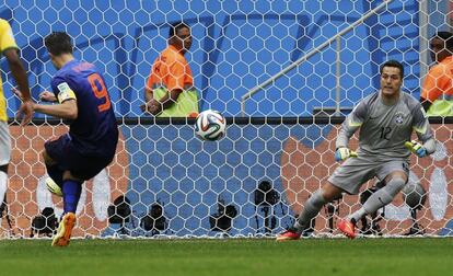 Robin van Persie cobra o pênalti que resultou no primeiro gol da Holanda contra o Brasil.