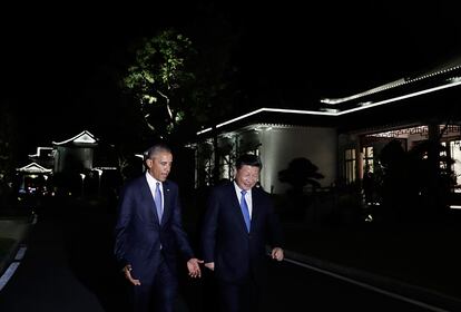 El presidente de los Estados Unidos, Barack Obama, junto al presidente chino, Xi Jinping, dan un paseo por West Lake State Guest House en Hangzhou (China), el 3 de septiembre de 2016.