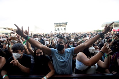 Asistentes en uno de los conciertos de la noche del jueves en el festival Cruïlla, en el Fòrum