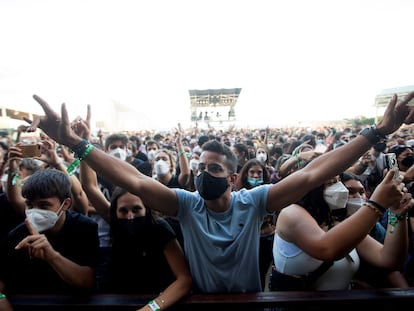 Asistentes en uno de los conciertos de la noche del jueves en el festival Cruïlla, en el Fòrum.