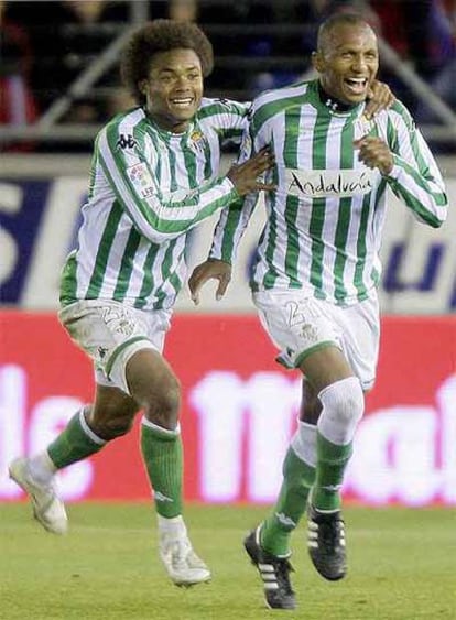 Nelson y Mehemet Aurelio celebran un gol del Betis.