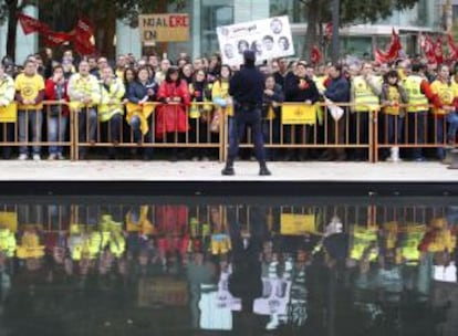 Concentración ante el Palacio de Congresos de Valencia, donde Rajoy participaba en un acto.