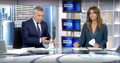 Isabel Jiménez y David Cantero enseñan a lavarse las manos y a usar la mascarilla en los informativos de Telecinco.