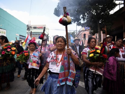 Pueblos indígenas marchan en apoyo del presidente electo de Guatemala, Bernardo Arévalo, en Ciudad de Guatemala.