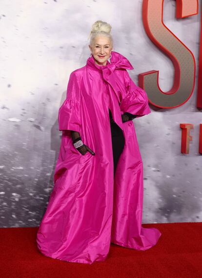 De nuevo de Valentino (el de Pier Paolo Piccioli) acudió al estreno "Shazam! Fury of the Gods" en Londres, donde lució una espectacular capa con lazada de color fuscia que contrastaba con su blanquísimo pelo recogido en un moño.
