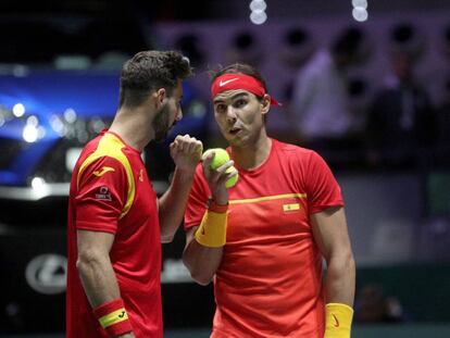 Rafa Nadal habla con Marcel Granollers durante el España-Croacia del miércoles.