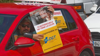 Un profesor de autoescuela de Gipuzkoa muestra un cartel de protesta por la falta de examinadores en esta provincia.