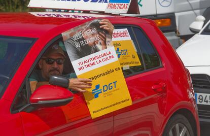 Un profesor de autoescuela de Gipuzkoa muestra un cartel de protesta por la falta de examinadores en esta provincia.