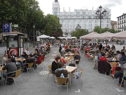 Terrazas de la plaza de Santa Ana con las marcas pintadas en el suelo que limitan el espacio que pueden ocupar.