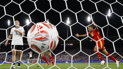 Paralluelo festeja el gol de Bonmatí que sirvió para eliminar a Alemania y pasar a la final.