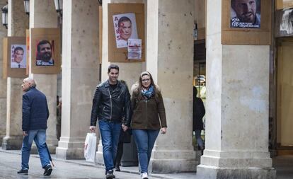 Una pareja camina este lunes por el centro de Palencia.