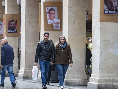 Una pareja camina este lunes por el centro de Palencia.