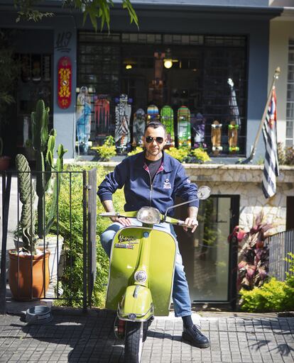 Marcelo ‘China’. Restaurador de vespas. Este habitual del estudio de tatuaje de Fabio Pimentel lleva su propia «oficina de personalización de vespas y lambrettas. En el concierto que dio Roy Ellis hace unos días se pudieron ver sobre el escenario dos trabajos míos», presume. Es un entusiasta de su barrio, Mooca, «construido por inmigrantes italianos», donde tiene su taller, su casa, donde ha bautizado a sus hijos y donde está el estadio del Juventus.