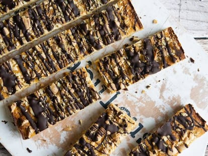 Barritas caseras de avena y orejones con chocolate y almendras