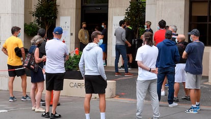 Tennis players queue for a Covid-19 coronavirus test at a hotel in Melbourne on February 4, 2021, as six Australian Open warm-up events were on hold and hundreds of players and officials in isolation as a fresh coronavirus case left organisers scrambling to ensure the Grand Slam tennis tournament goes ahead. (Photo by William WEST / AFP) / -- IMAGE RESTRICTED TO EDITORIAL USE - STRICTLY NO COMMERCIAL USE --