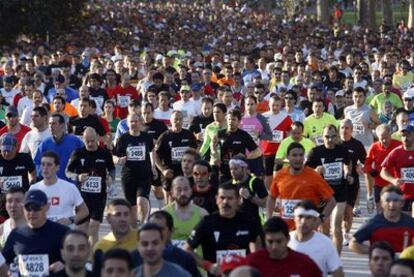Miles de participantes corren en la décima edición del Medio Maratón de Madrid.
