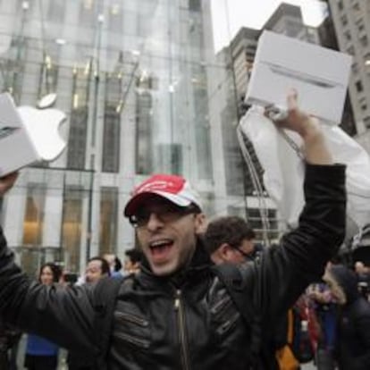 Un cliente sale de la Apple Store de la Quinta Avenida de Nueva York con el iPad 2