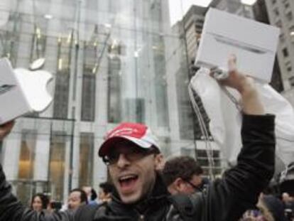 Un cliente sale de la Apple Store de la Quinta Avenida de Nueva York con el iPad 2
