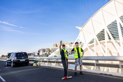 Dos jvenes voluntarios con el coche estropeado en mitad del puente l'Assut de l'Or de Valencia.