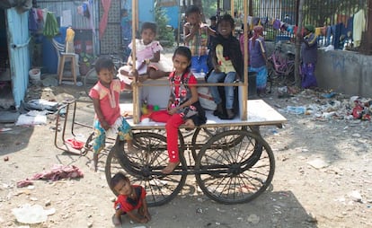 Varias decenas de personas con discapacidad y sus familias – más de 50 contando a niños – viven en Viklang Colony. El slum de los discapacitados de Mumbai fue creado por Imran hace 15 años y llegó a acoger a más de 250 personas llegadas de toda India.