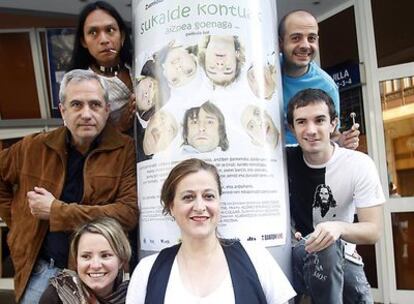 Aizpea Goenaga, ayer, ante el cartel de <i>Secretos de cocina</i>, con parte del elenco de su película.
Asier Polo actúa en el Euskalduna.