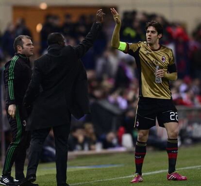 Kaká celebra con Seedorf el empate a uno.