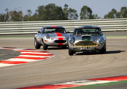 El Aston Martin, un habitual de las carreras de turismos que después fue el coche mágico del agente 007, James Bond. Detrás un Jaguar E-type.