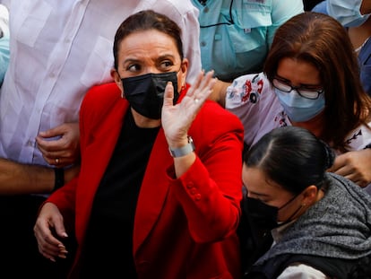 La presidenta electa de Honduras Xiomara Castro saluda a su llegada a la sede del Congreso Nacional este domingo en Tegucigalpa.