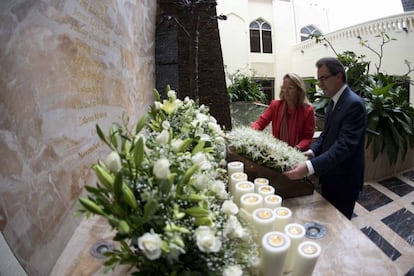 Mas y su esposa durante la ofrenda floral con motivo del 5º aniversario del atentado en el hotel Taj Palace de Mumbay.