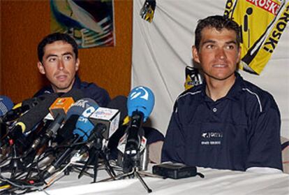 Beloki (izquierda) e Igor González de Galdeano, durante su conferencia de prensa de ayer en Burdeos.