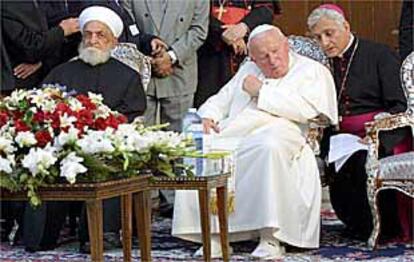 El gran muftí de Siria, Adman Koftano, y el Papa Juan Pablo II, ayer, en la mezquita de los Omeyas de Damasco.