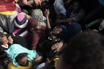 Una mujer se desmaya entre los pasajeros mientras esperan a ser rescatados del mar Mediterráneo, el 4 de octubre.