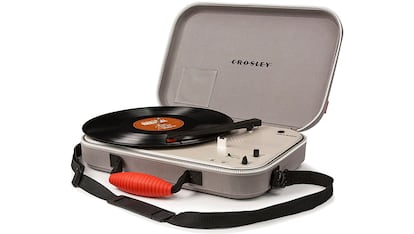 Ahora podrás hacerle frente a todos los que molestan en el metro con la música de sus móviles con este reproductor de vinilos portátil Crosley de tres velocidades. Porque sí todo el vagón va a escuchar música, por lo menos que sea la que sale de un disco de Dylan, ¿no? (70 euros en Amazon).