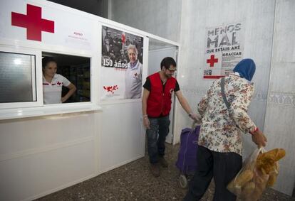 Voluntarios de Cruz Roja en Mislata reparten alimentos a una mujer argelina cuya familia depende de ellos desde hace un año.